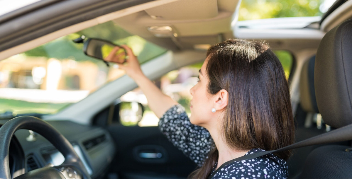 Kiểm tra và chỉnh gương chiếu hậu trước khi khởi động xe