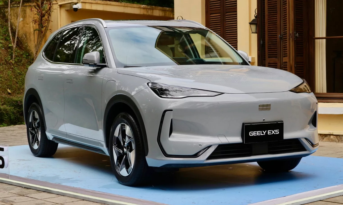 Mệnh Thủy hợp với các màu tương sinh hoặc tương hợp như trắng, bạc, đen và xanh dương