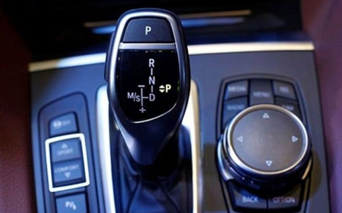 at la ten viet tat cua automatic transmission duoc hieu la hop so tu dong AT là tên viết tắt của Automatic Transmission, được hiểu là hộp số tự động