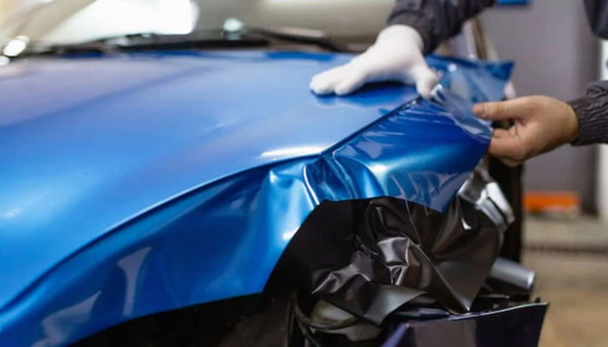 Dán decal đổi màu xe là phương pháp hóa giải phổ biến được nhiều người lựa chọn