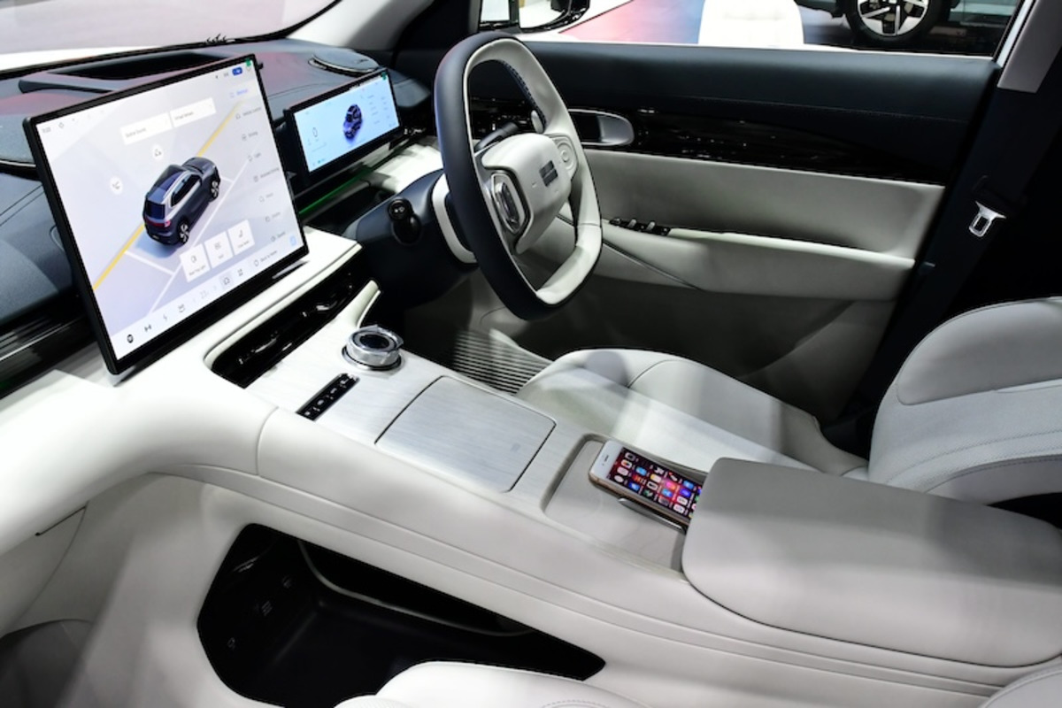 dieu chinh khoang cach ghe va guong chieu hau trong va ngoai xe truoc khi khoi dong Điều chỉnh khoảng cách ghế và gương chiếu hậu trong và ngoài xe trước khi khởi động