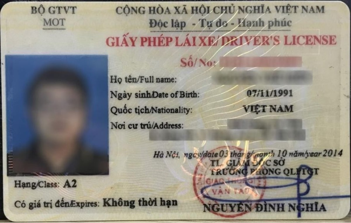 Bằng lái xe màu gì? Cách nhận biết bằng lái cũ và mới 4 Hạng xe trên bằng lái xe mẫu mới được in rõ ràng trên góc trái thẻ