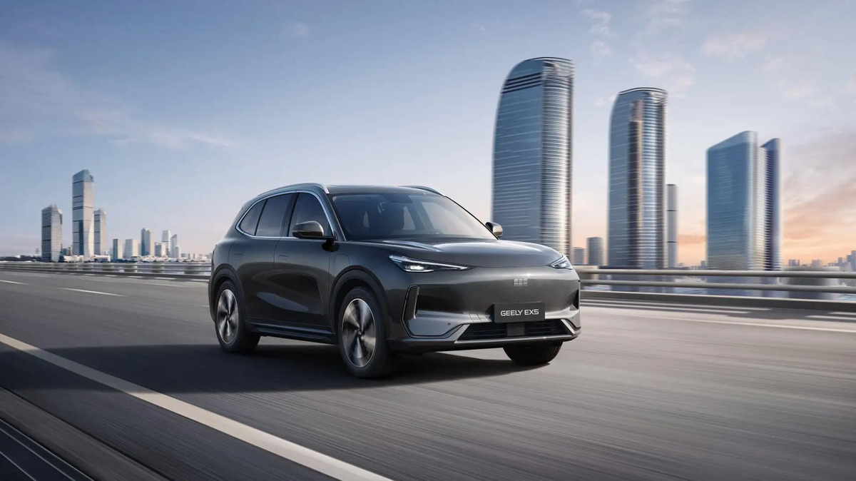 Nam tuổi Bính Tý 1996 thuộc Mệnh Thủy nên mua xe màu trắng, xám, ghi, đen hoặc xanh dương