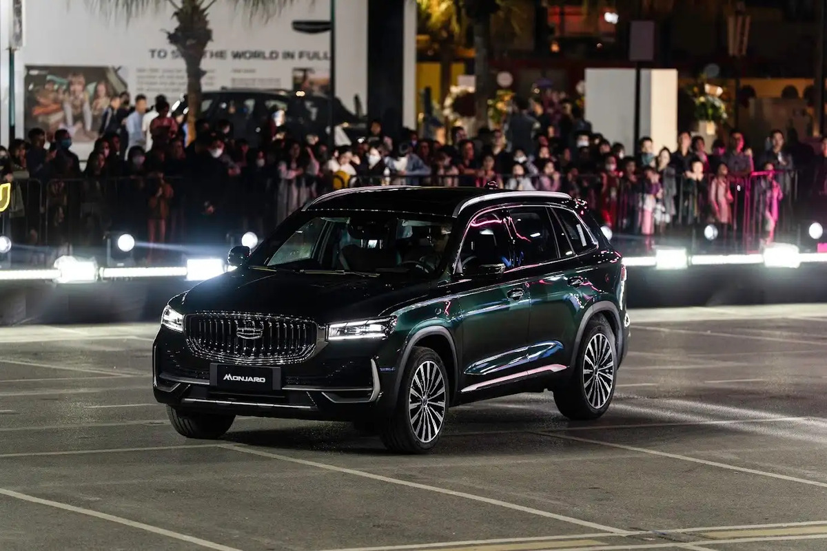 Những chiếc Geely màu đen mang đến cho nữ mệnh 1989 sự hanh thông trong công việc