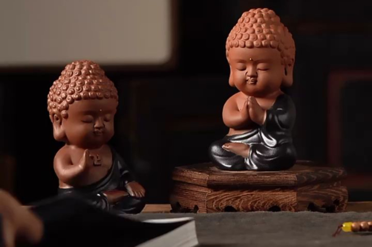 Tượng phật nhỏ để trên ô tô có thể hóa giải màu xe không hợp mệnh