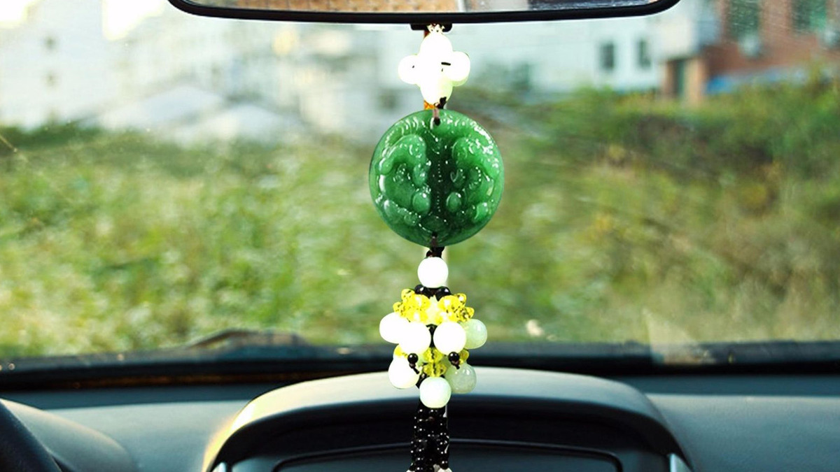 Vật phẩm phong thủy giúp cân bằng năng lượng xấu của màu xe không hợp tuổi Ngọc 2002