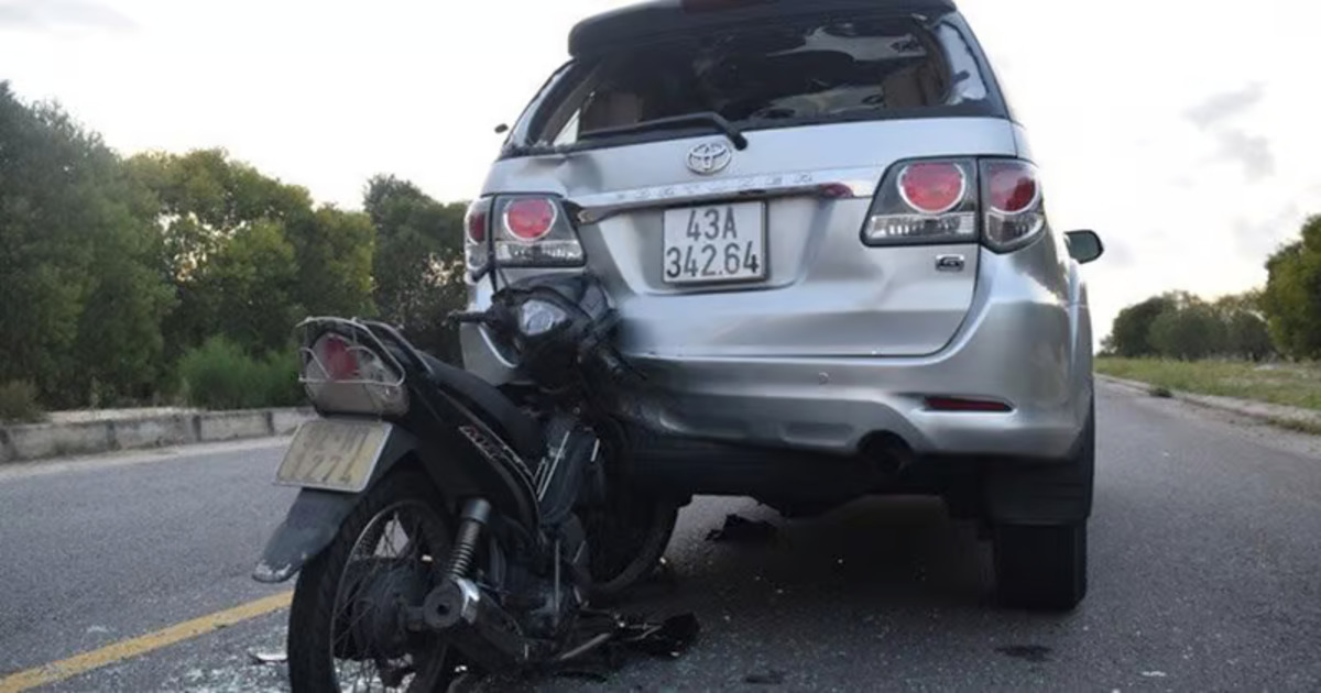 Xe máy tự đâm vào ô tô đang đỗ sai quy định