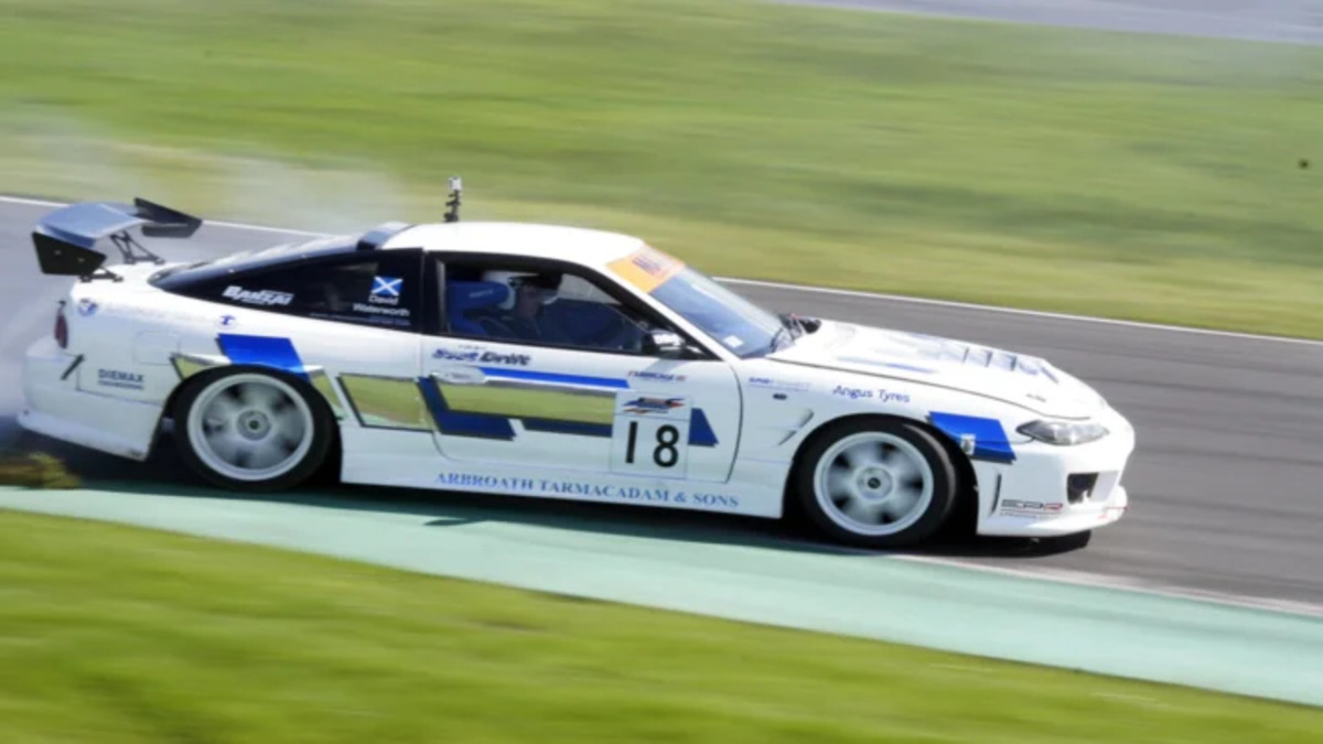 Thực hiện kỹ thuật drift xe ô tô