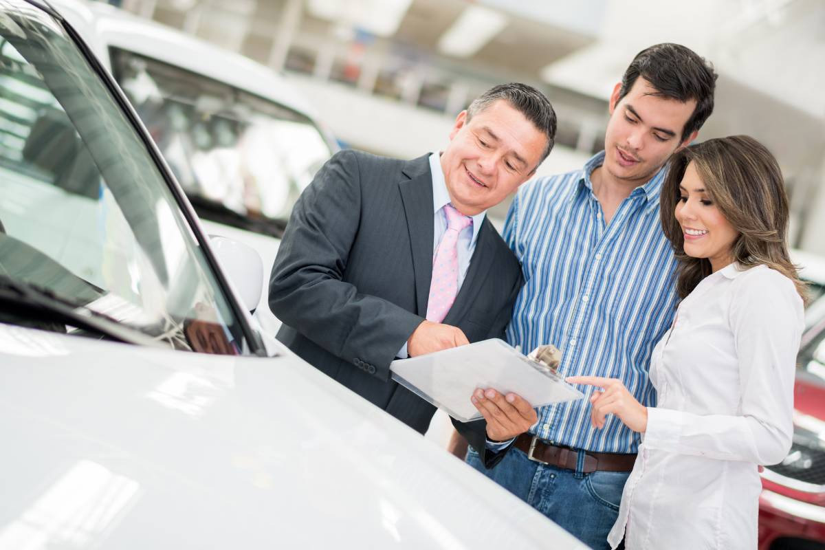 Bán xe ô tô có cần chữ ký 2 vợ chồng không?