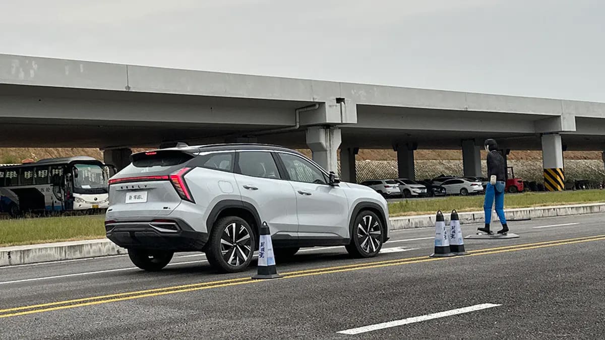 Hệ thống phanh tự động khẩn cấp (AEB)