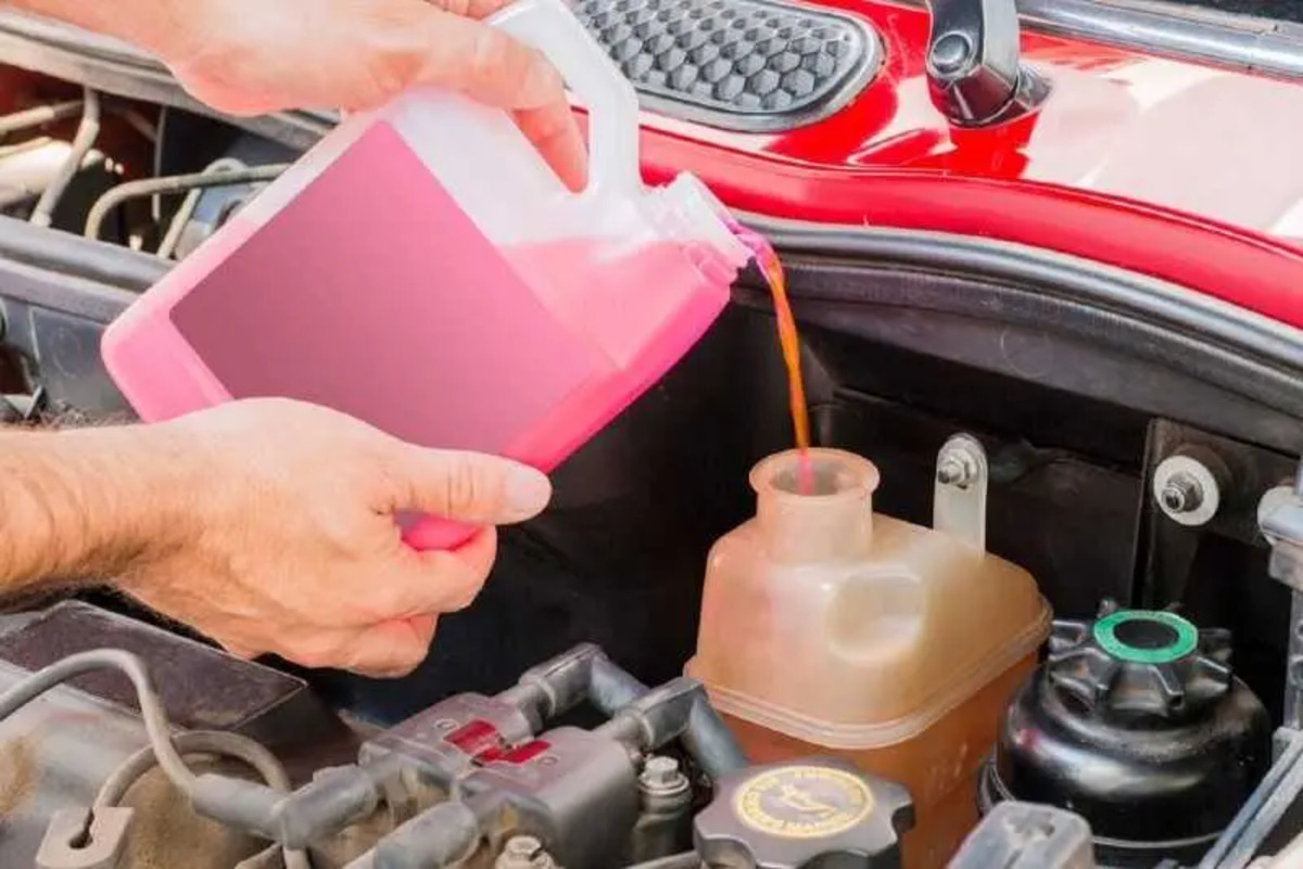 Nước làm mát ô tô có tác dụng truyền nhiệt ra két nước và duy trì nhiệt độ lý tưởng