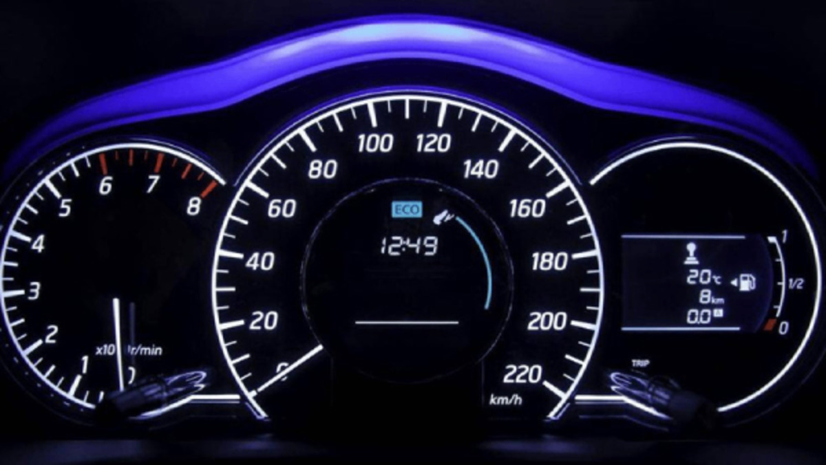 Quan sát bảng đồng hồ taplo để nhận biết xe chạy xăng hay dầu.