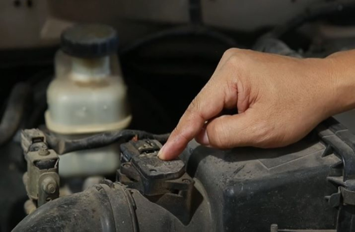 Rơ le của van khí nhiên liệu bị kẹt, không thể đóng mở cũng khiến hệ thống ghi nhận lỗi và sáng đèn cảnh báo