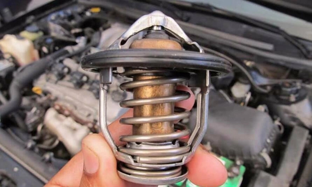 Van hằng nhiệt xe ô tô có nhiệm vụ làm mát động cơ, khi hỏng đèn báo lỗi động cơ sẽ phát sáng