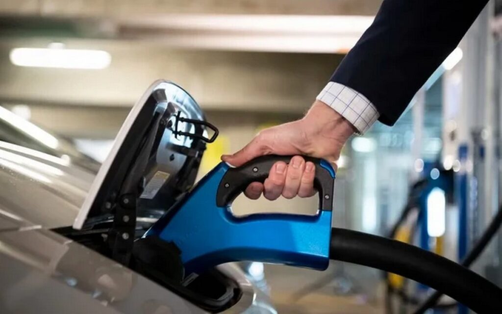 Vì sao người dùng ngày càng quan tâm đến chi phí xe điện với xe xăng?